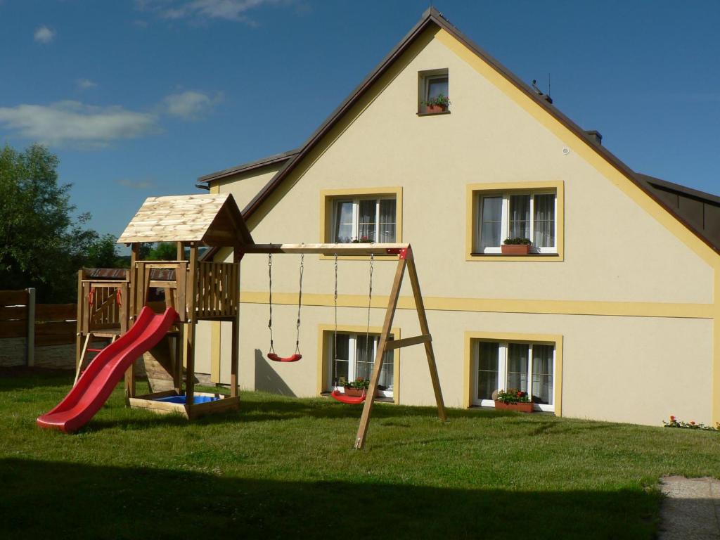 Plac zabaw dla dzieci w obiekcie Guest House Pod Hájkem