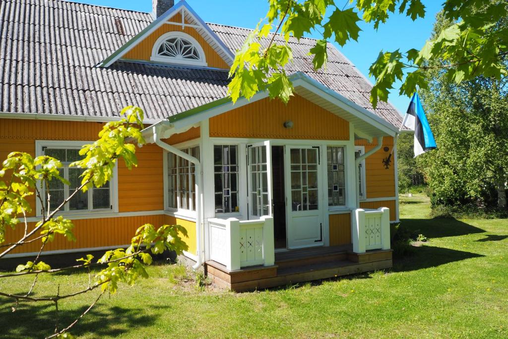 Aed väljaspool majutusasutust Leesi Külalistemaja