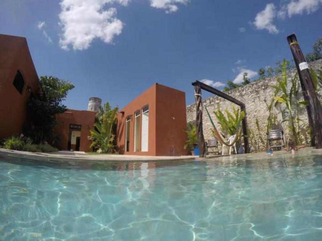 La alberca dentro o cerca de Hostal La Ermita