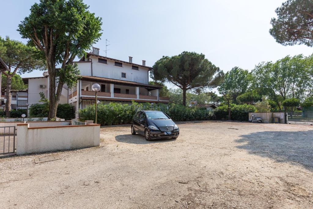 リド・ディ・スピーナにあるAppartamento Pucciniの家の前の土地に駐車した車