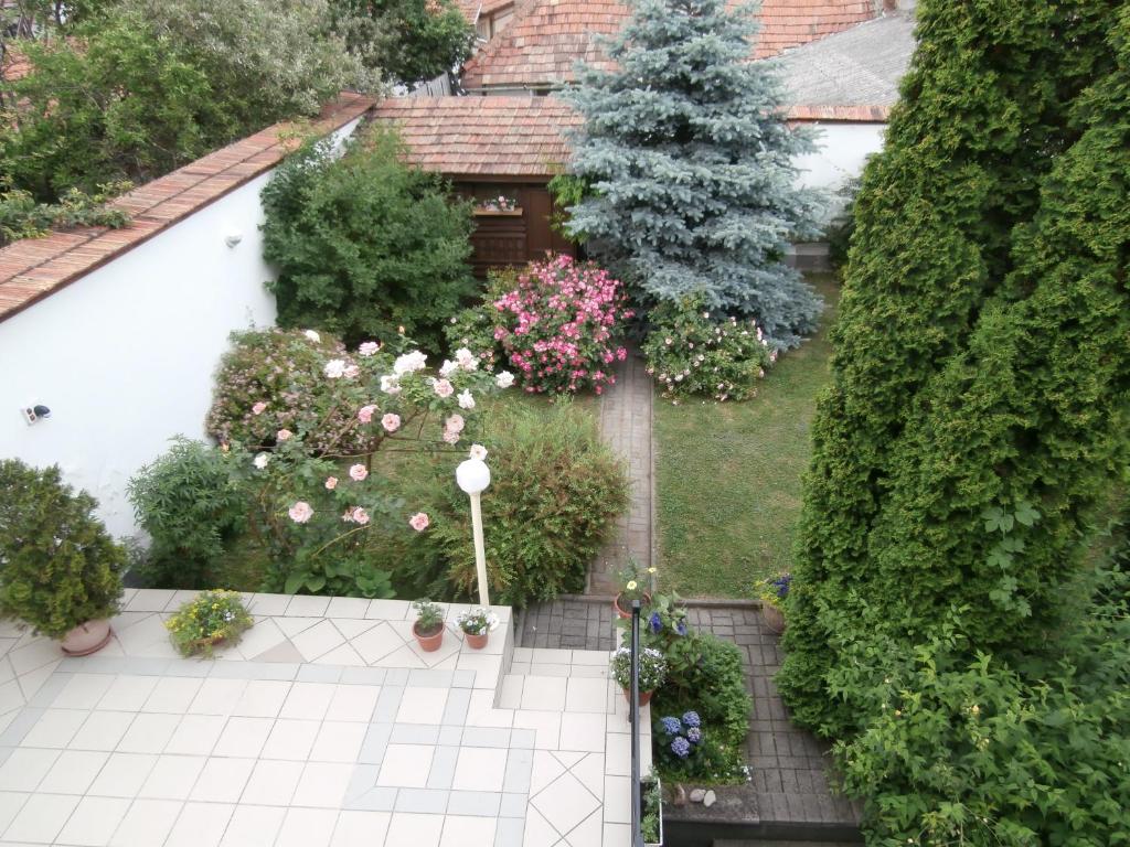 Vonkajšia záhrada v ubytovaní Apartman Ráchegy