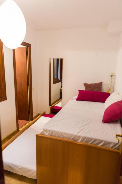 Posteľ alebo postele v izbe v ubytovaní 3 bedroom Apartment with private garden on top location Sitges centre beach