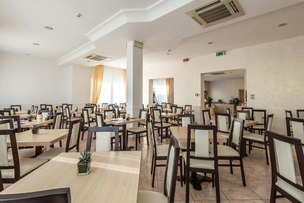 Restauracja lub miejsce do jedzenia w obiekcie Hotel Corinna