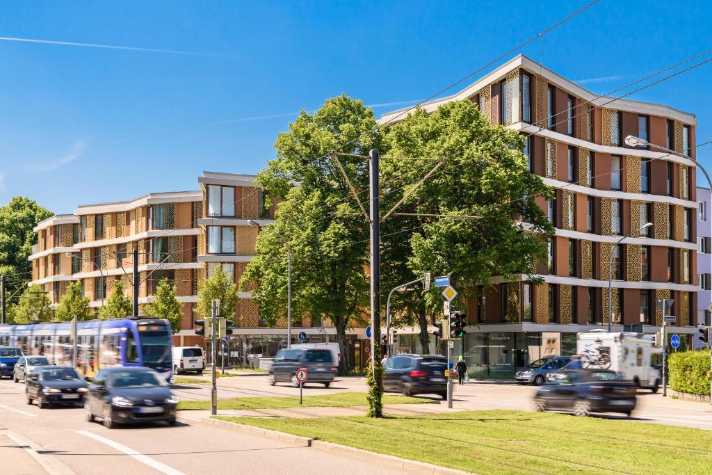 een drukke straat met auto's die door een straat rijden bij V7 Boutique Appartements in Freiburg im Breisgau