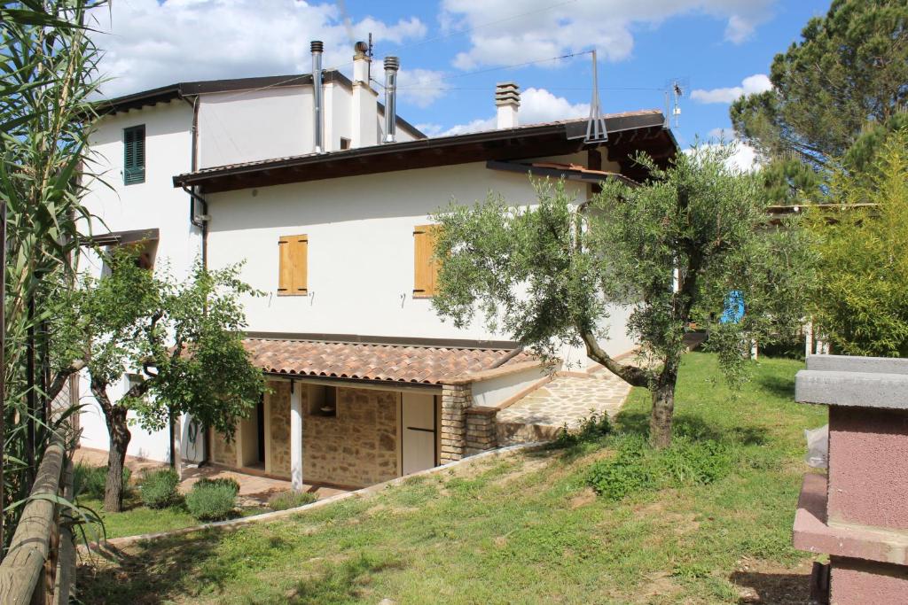 uma vista exterior da casa em Radici House em Torgiano