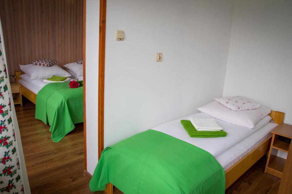 Postel nebo postele na pokoji v ubytování Pokoje U Hanki
