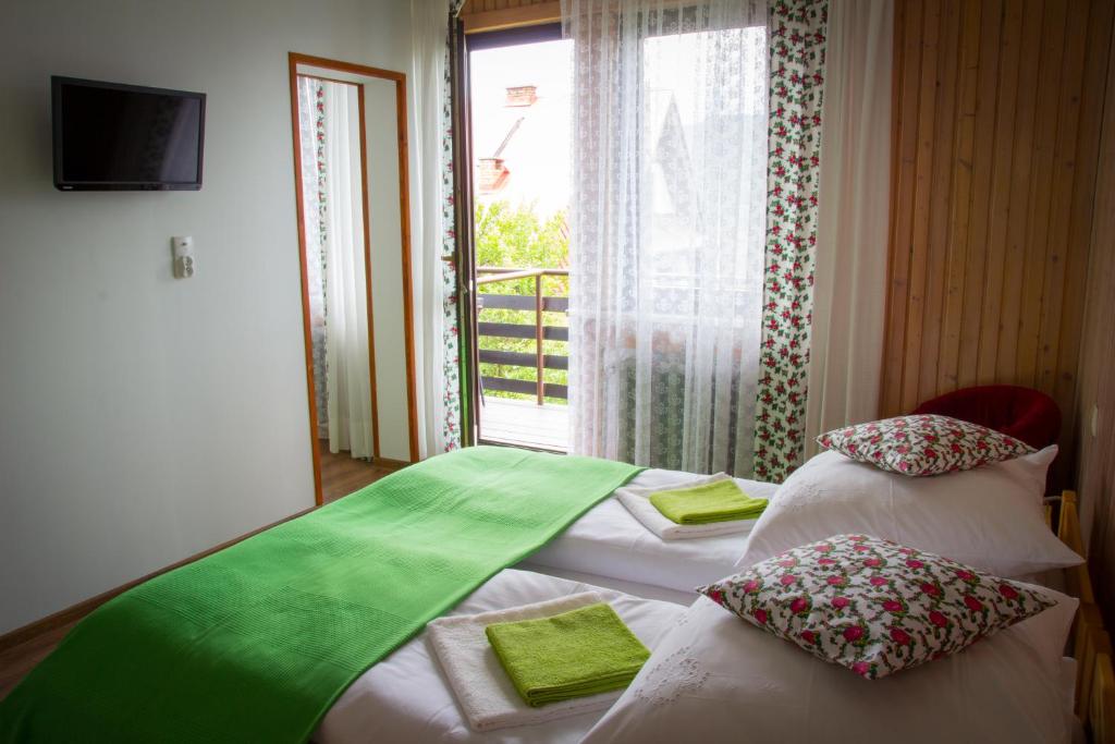 Postel nebo postele na pokoji v ubytování Pokoje U Hanki