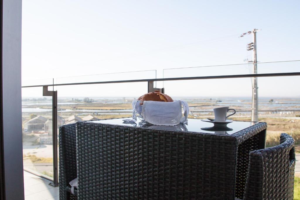 uma mesa com uma chávena de café em cima em Alto das Marinhas em Aveiro