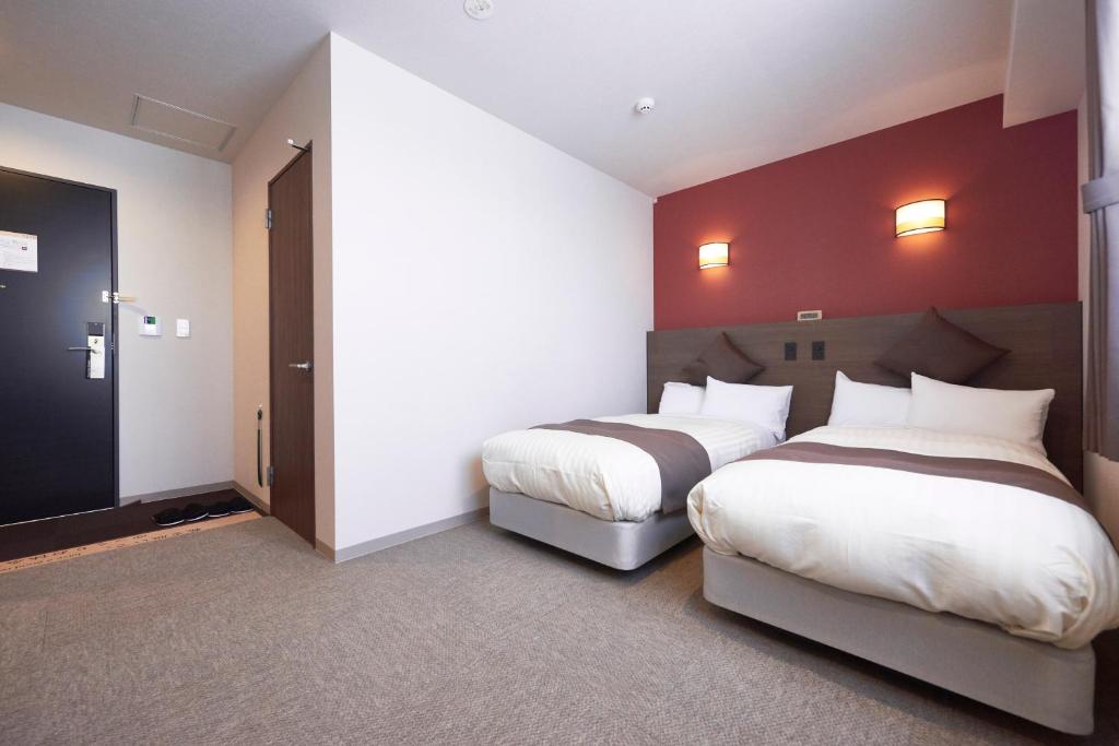 Postel nebo postele na pokoji v ubytování Hotel KAN-RAKU Saitama Honjo-Waseda Hinoki No Yakata