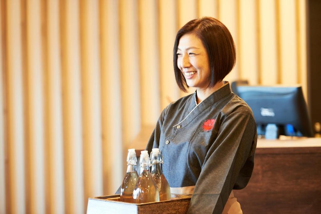 Členové personálu v ubytování Hotel KAN-RAKU Saitama Honjo-Waseda Hinoki No Yakata