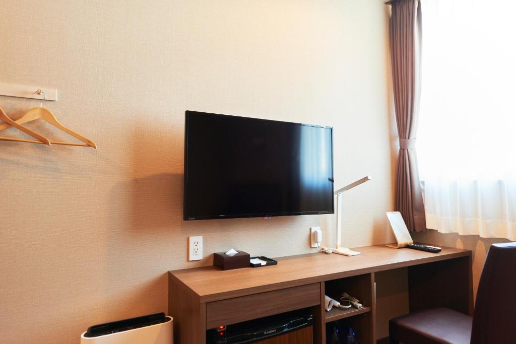 TV a/nebo společenská místnost v ubytování Hotel KAN-RAKU Saitama Honjo-Waseda Hinoki No Yakata