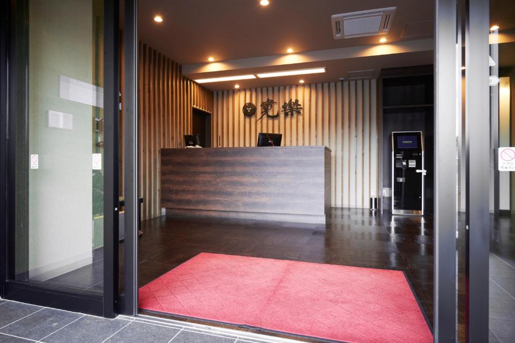 Postel nebo postele na pokoji v ubytování Hotel KAN-RAKU Saitama Honjo-Waseda Hinoki No Yakata