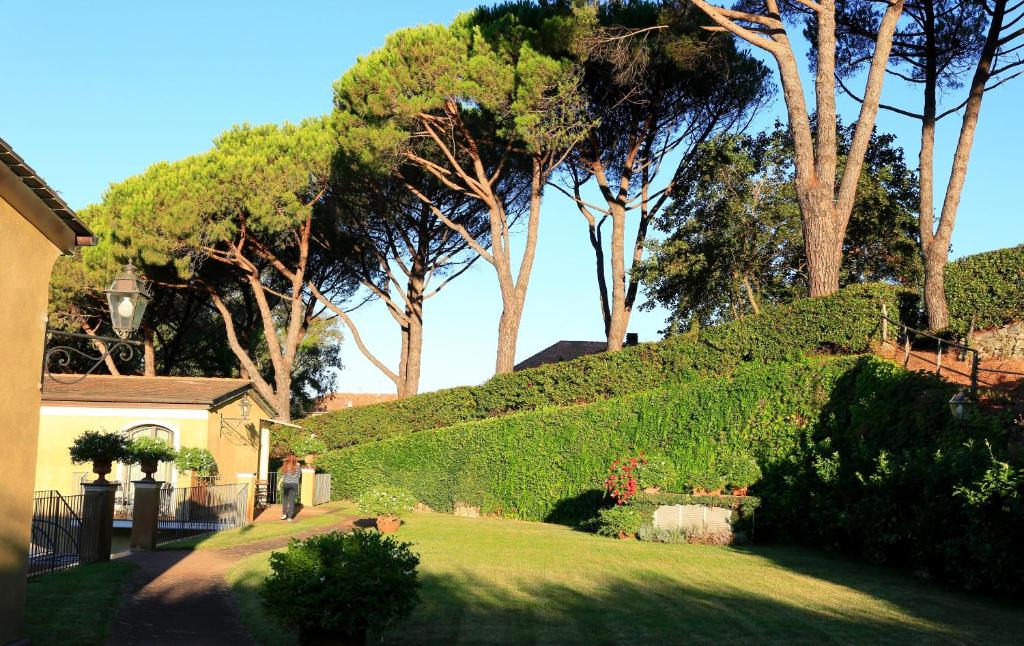 a garden with bushes and trees and a house at Villa Agnese in Sestri Levante
