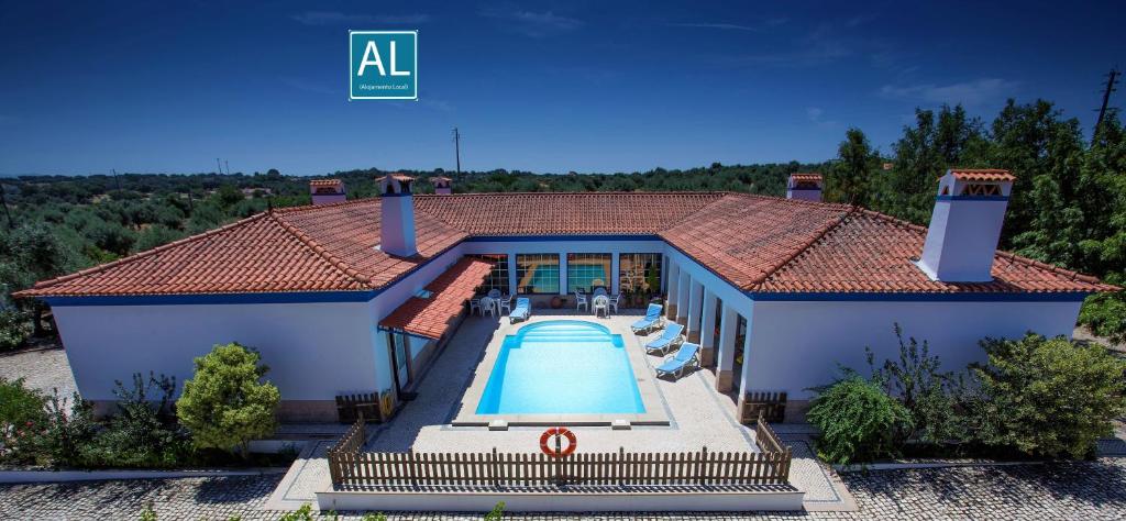 an overhead view of a house with a swimming pool at A Palhota in Alpalhão