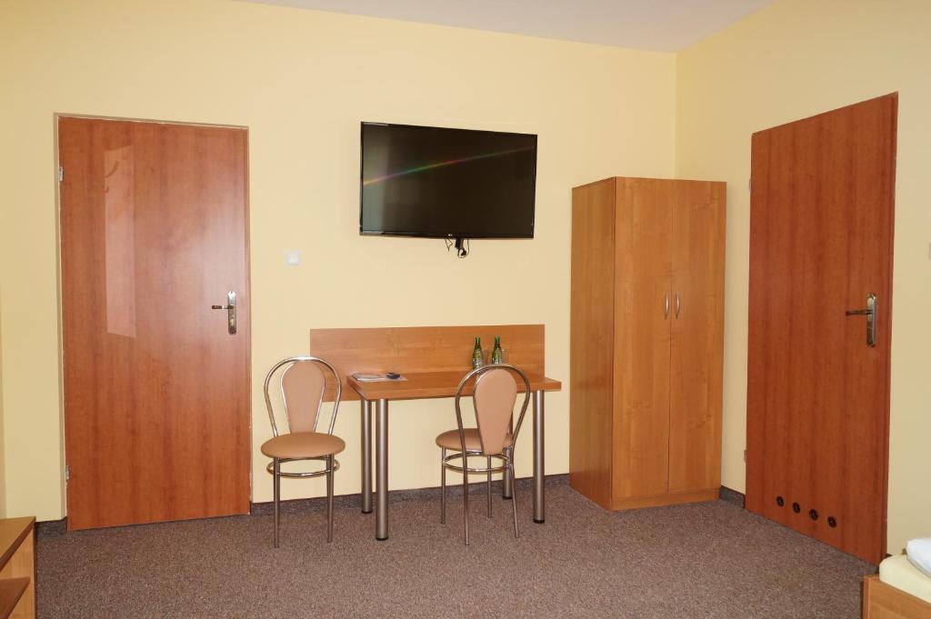 Telewizja i/lub zestaw kina domowego w obiekcie Hotel-Restauracja-Bar Rudka