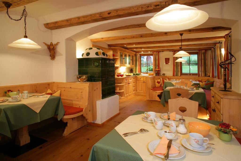 Restaurace v ubytování Gästehaus Brantlhof Zimmer und Ferienwohnungen in Going am Wilden Kaiser