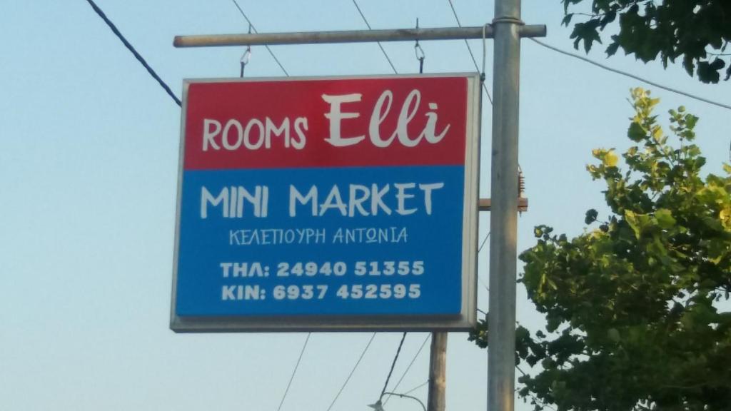 un cartello per un mini market su un palo di Elli a Velika