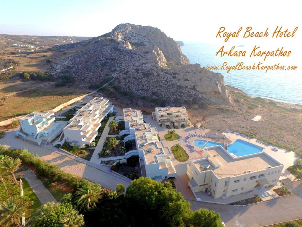 una vista aerea di un resort vicino all'oceano di Royal Beach Hotel ad Arkása