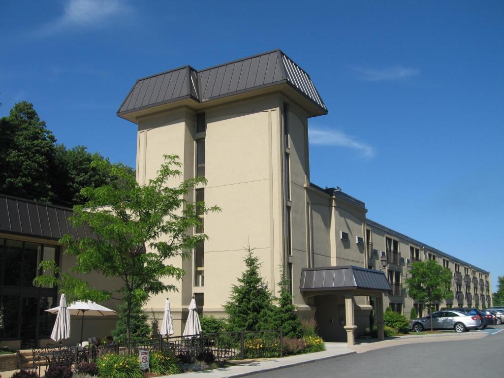 un bâtiment avec une tour sur son côté dans l'établissement Le President Sherbrooke, à Sherbrooke