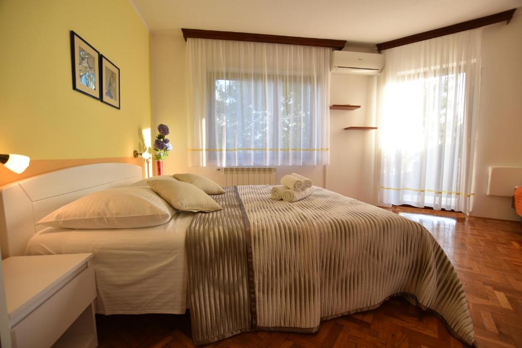 Un dormitorio con una cama con un osito de peluche. en Apartments Nena, en Pula