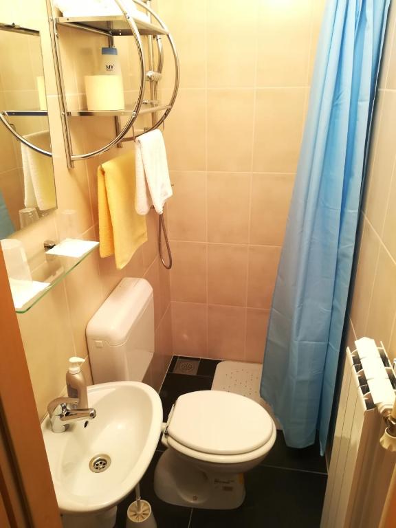 Cinema House Single & Double Rooms & Studio Apartments - Double Room With Private Bathroom