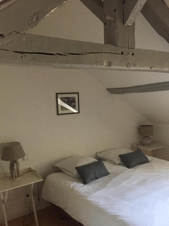オンフルールにあるCharmante Maison De Pêcheurのベッドルーム1室(ベッド2台、ランプ付きテーブル2台付)