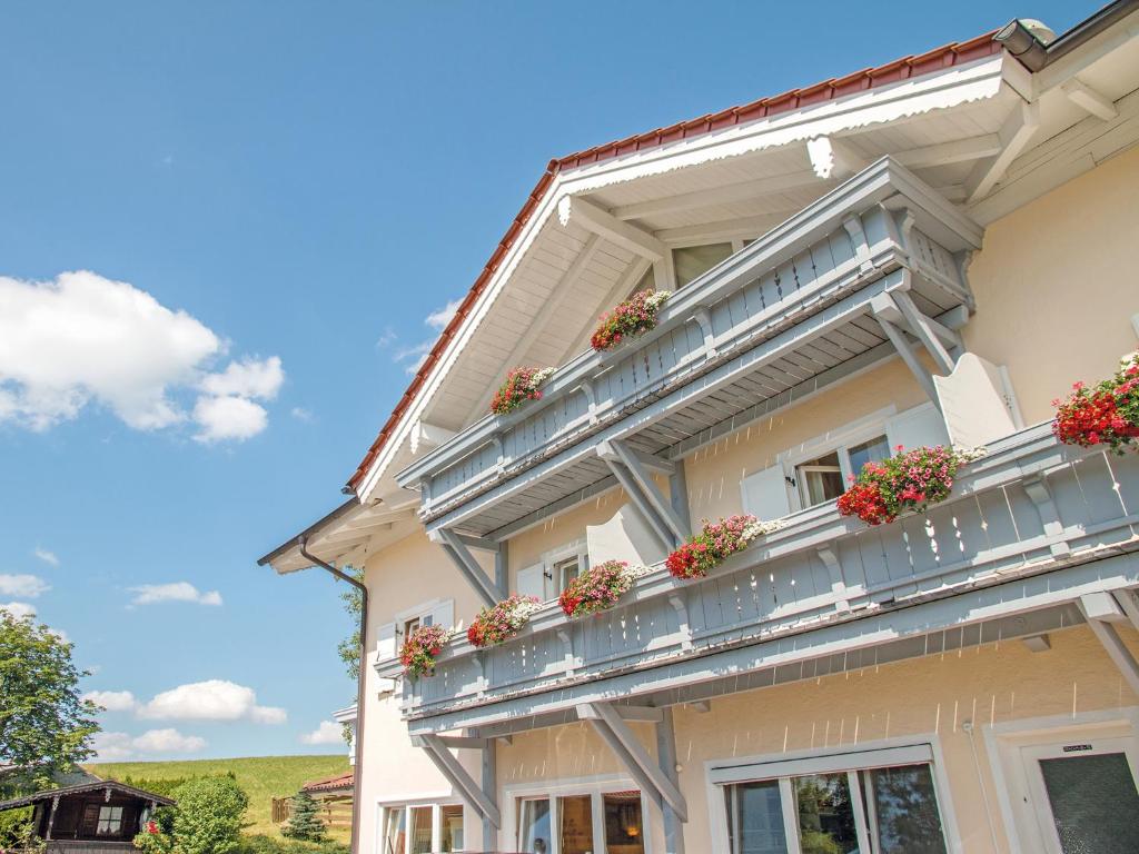 ein Gebäude mit Blumenkästen auf den Balkonen in der Unterkunft Hotel Garni Alpenblick in Bergen