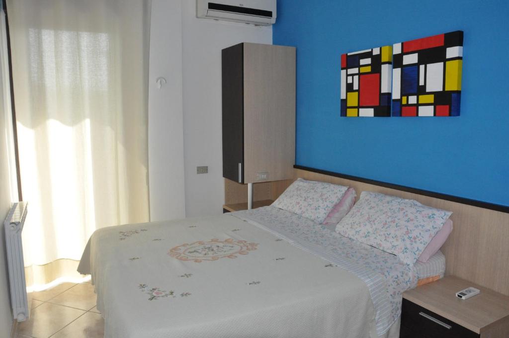 a bedroom with a bed and a painting on the wall at Bed & Breakfast Oasi in Pescara