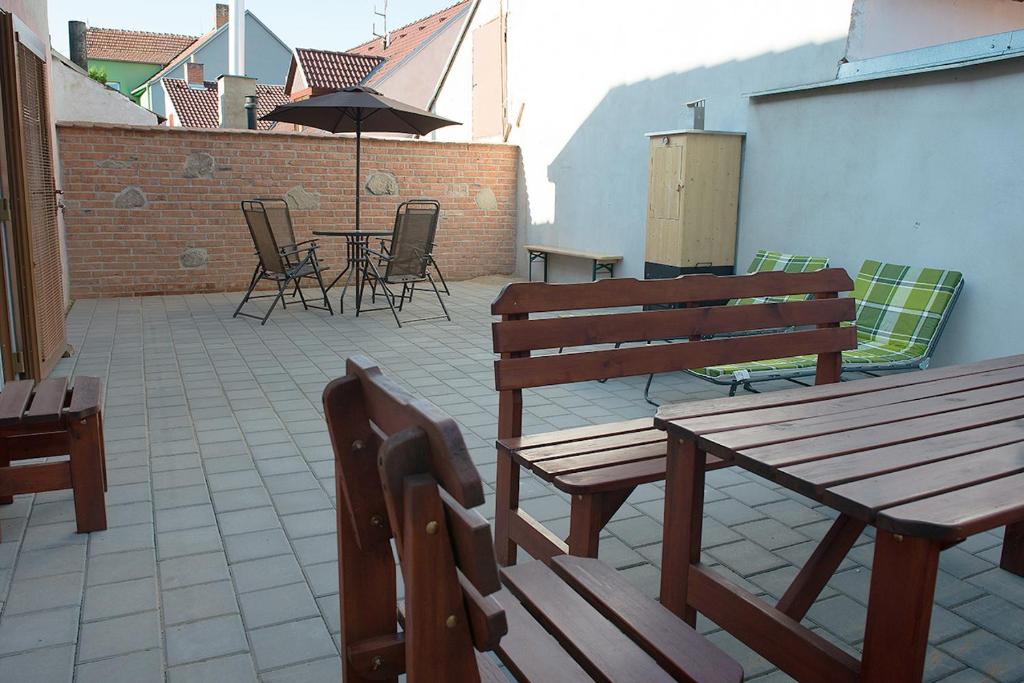 Patio lub wspólna przestrzeń na świeżym powietrzu w obiekcie APARTMÁN CABERNET