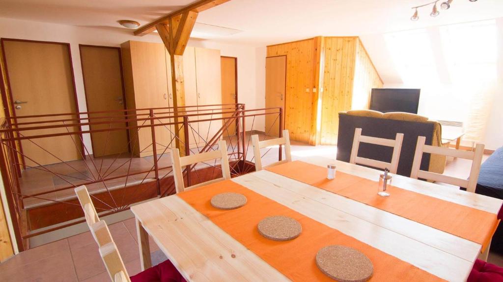 Telewizja i/lub zestaw kina domowego w obiekcie APARTMÁN CABERNET