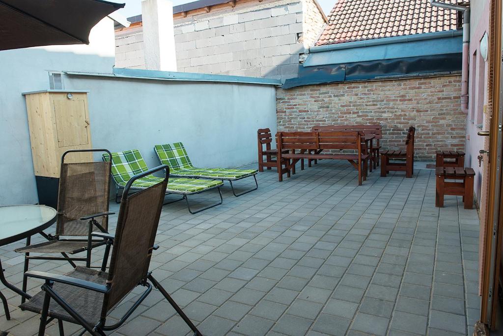 patio z ławkami, stołami i krzesłami w obiekcie APARTMÁN CABERNET w mieście Velké Pavlovice