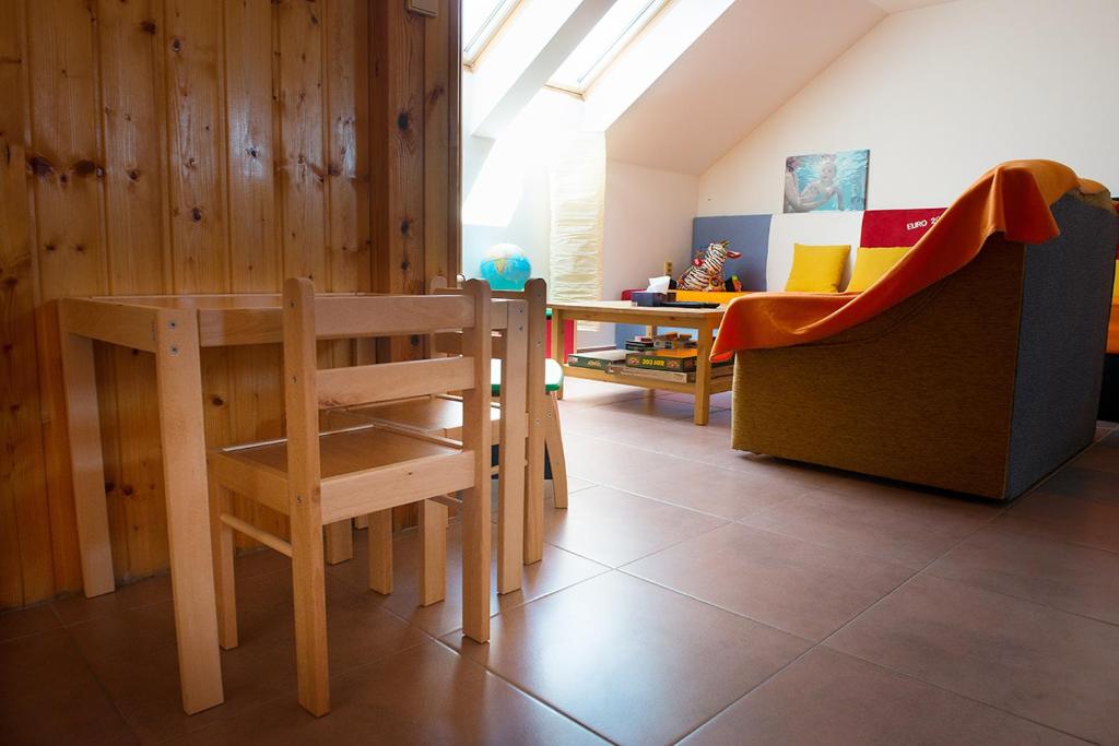 Pokój ze stołem, krzesłem i placem zabaw w obiekcie APARTMÁN CABERNET w mieście Velké Pavlovice