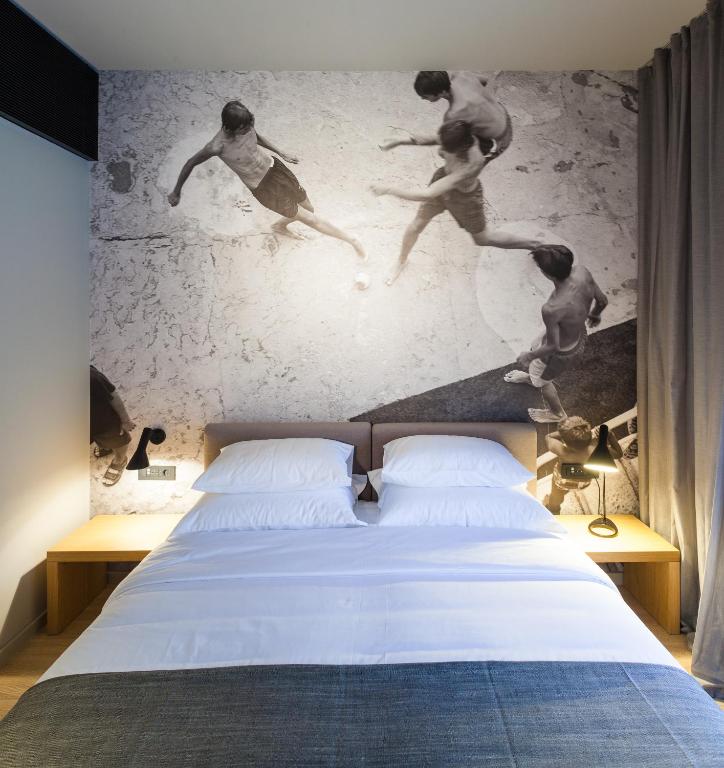 Postel nebo postele na pokoji v ubytování One Suite Hotel