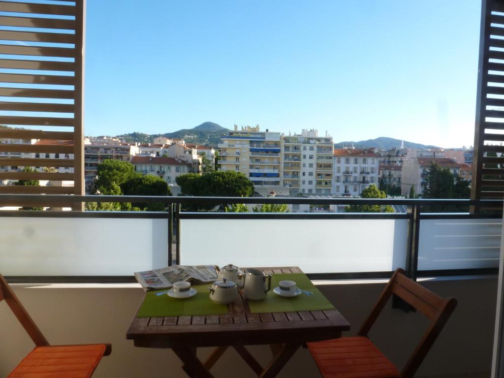 stół na balkonie z widokiem na miasto w obiekcie beau studio w Nicei
