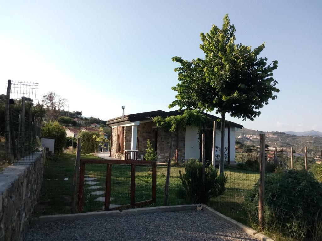 Costaraineraにあるla casa di leleの塀と木のある家