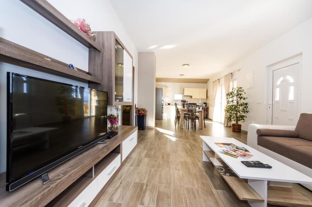 Televízia a/alebo spoločenská miestnosť v ubytovaní Apartment Verunica