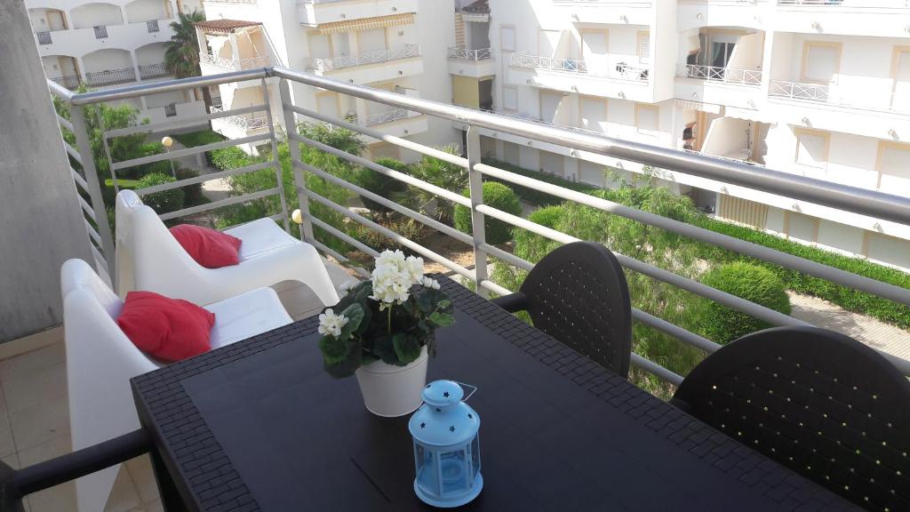 een balkon met een tafel en stoelen bij Ritta's house in Albufeira