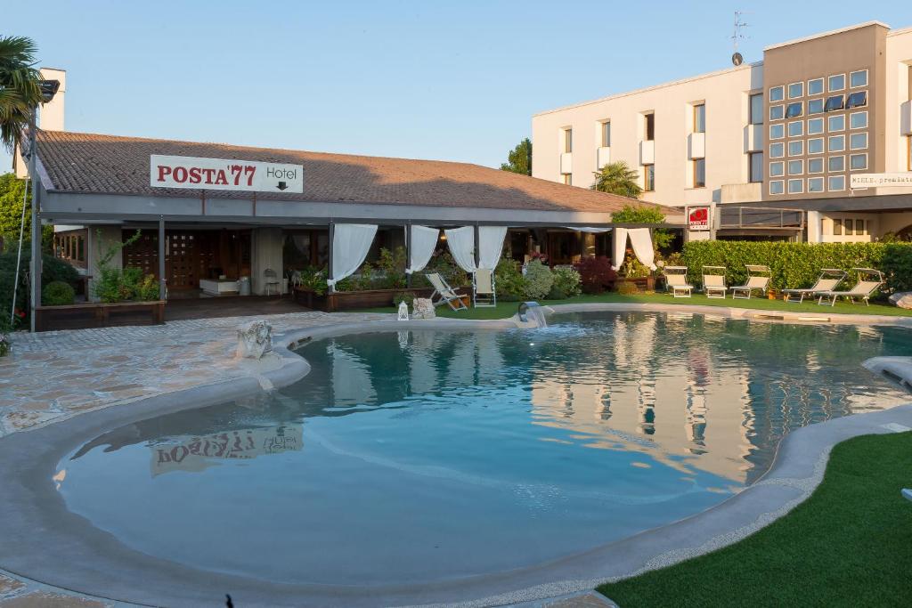 Bazén v ubytování Hotel Posta 77 nebo v jeho okolí