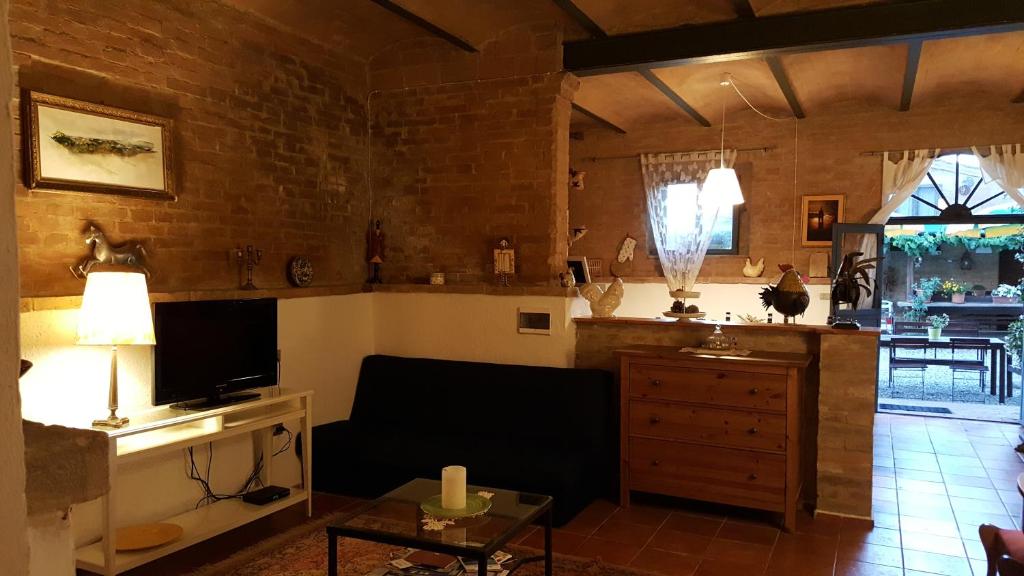 TV a/nebo společenská místnost v ubytování Casa Vacanze Fornace