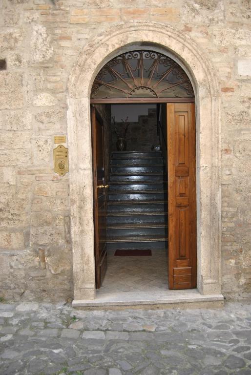 een toegang tot een gebouw met een houten deur bij Il Ciclamino Bed and Breakfast in Ascoli Piceno