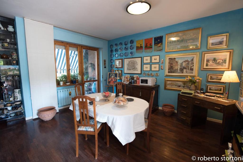 雷卡納蒂的住宿－A casa di Paola，一间用餐室,配有桌子,一只猫坐在上面