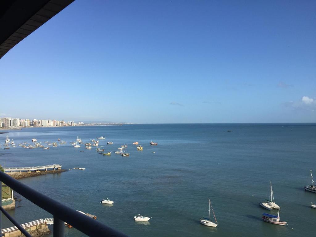 vista su un porto con barche in acqua di Yacht Cost Residence a Fortaleza