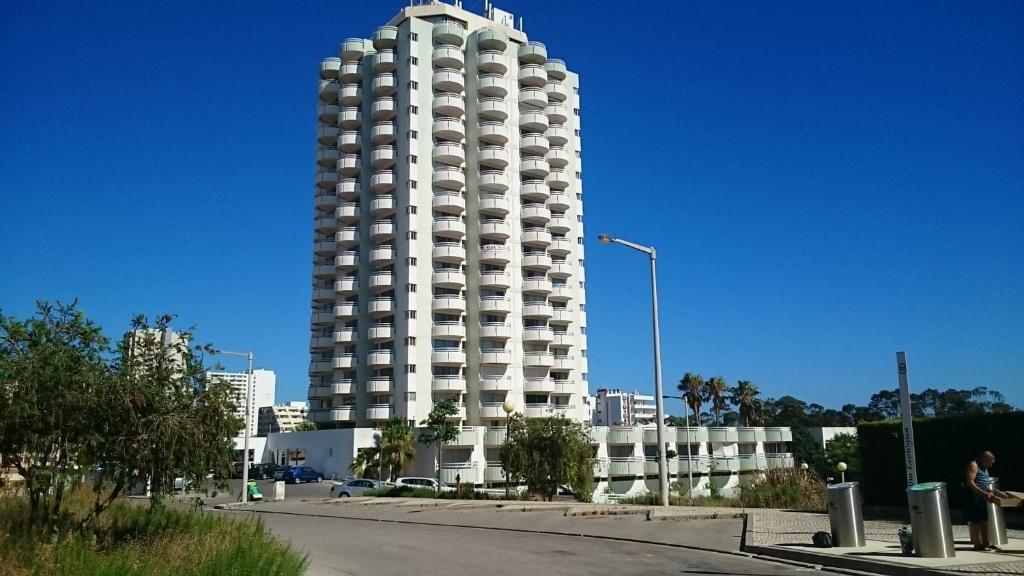 een groot wit gebouw voor een straat bij Tres Castelos Apartamento 1203 in Portimão