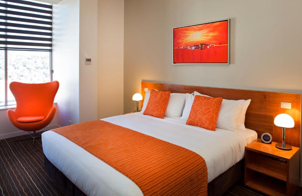 Postel nebo postele na pokoji v ubytování Mantra Charles Hotel