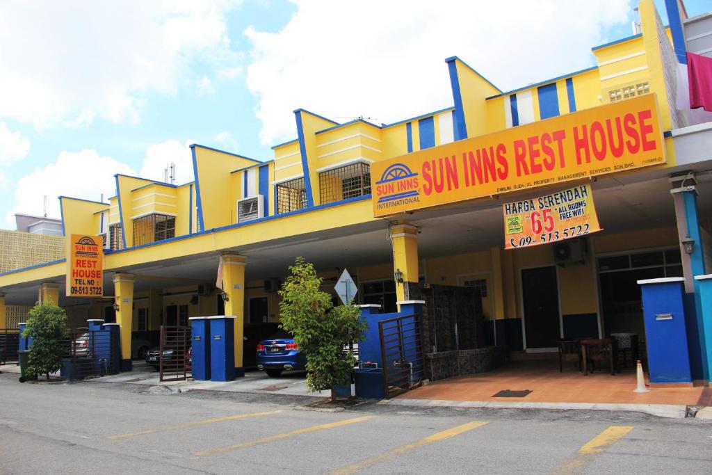 un edificio amarillo con una casa de descanso soleada en Sun Inns Rest House Kuantan, en Kuantan