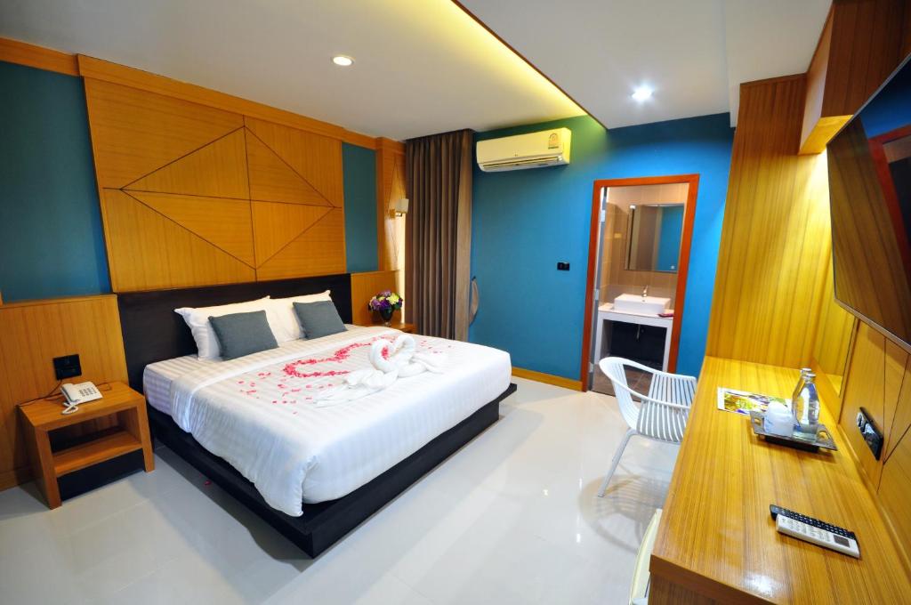 Postel nebo postele na pokoji v ubytování Chiangmai S.P. Hotel