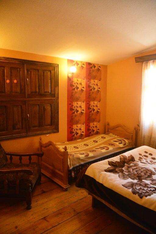 Llit o llits en una habitació de Archil and Nino Gigauri Guest House