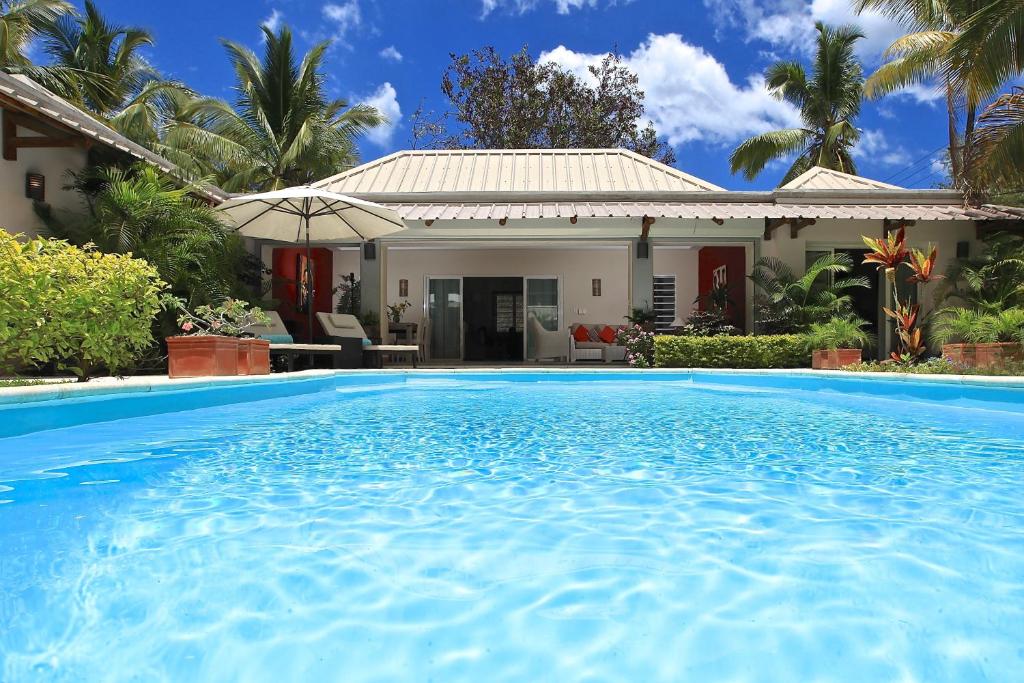 una piscina frente a una casa en Superbe Villa privée, en Flic en Flac