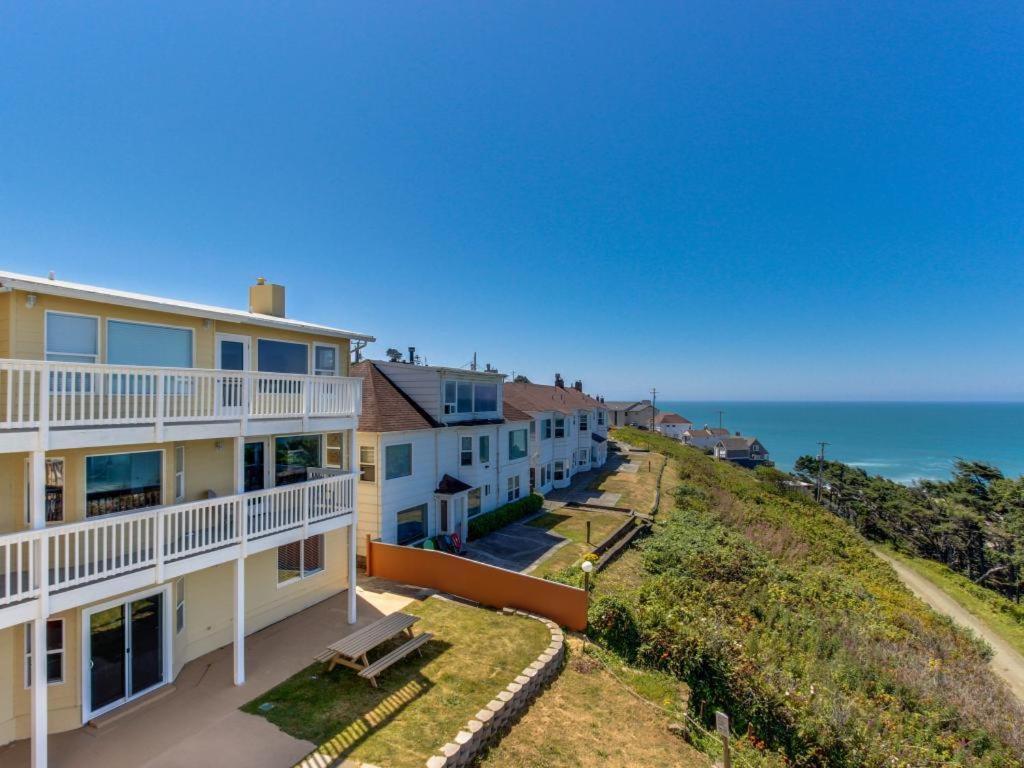 una fila de casas en una colina junto al océano en Seal Three Condo Getaway, en Lincoln City