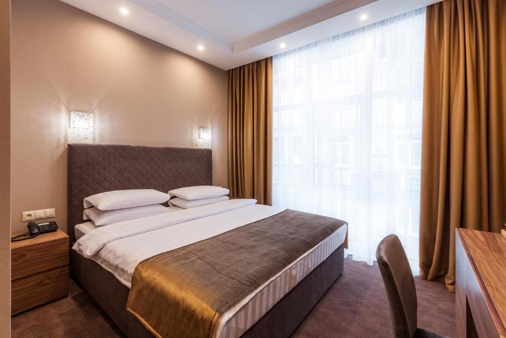Postel nebo postele na pokoji v ubytování Crystal Hotel